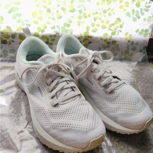 Brooks Women's Gray and White Sneakers Size 10